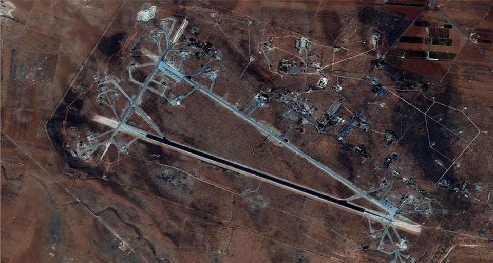 ABD ordusuna ait Doğu Akdeniz'de bulunan gemilerden fırlatılan 59 Tomahawk füzesinin kimyasal saldırıda kullanıldığı belirtilen Şayrat Hava Üssünü vurduğu açıklandı.