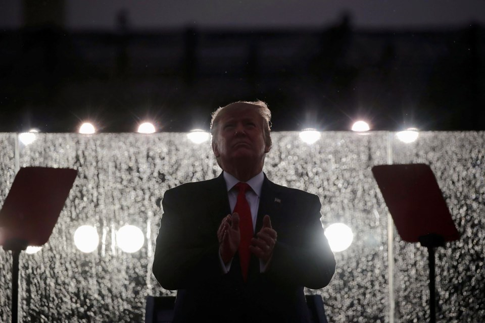 ABD BAŞKANI TRUMP KURŞUN GEÇİRMEZ CAMIN ADINDAN KONUŞTU