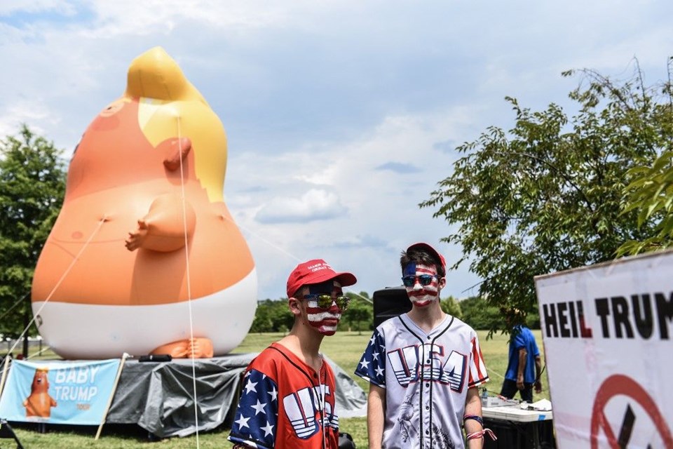 BEBEK TRUMP BALONUYLA PROTESTO ETTİLER