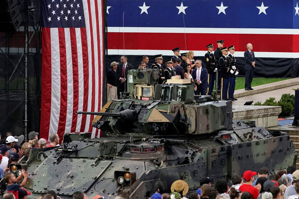TANK VE UÇAKLAR DİKKATİ ÇEKTİ