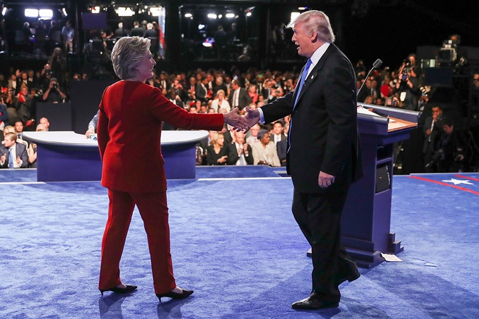 Clinton'ın kırmızı tercihi ile Trump'ın mavi kravatı dikkat çekti