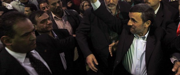 Ahmedinejad'a ayakkabılı saldırı