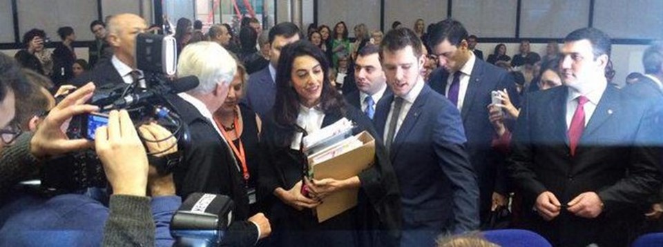 Tarihi davaya Ermenistan adına müdahil olan Lübnan asıllı İngiliz avukat Emel Alamuddin kucağında dosyalarla duruşma salonuna geldi.