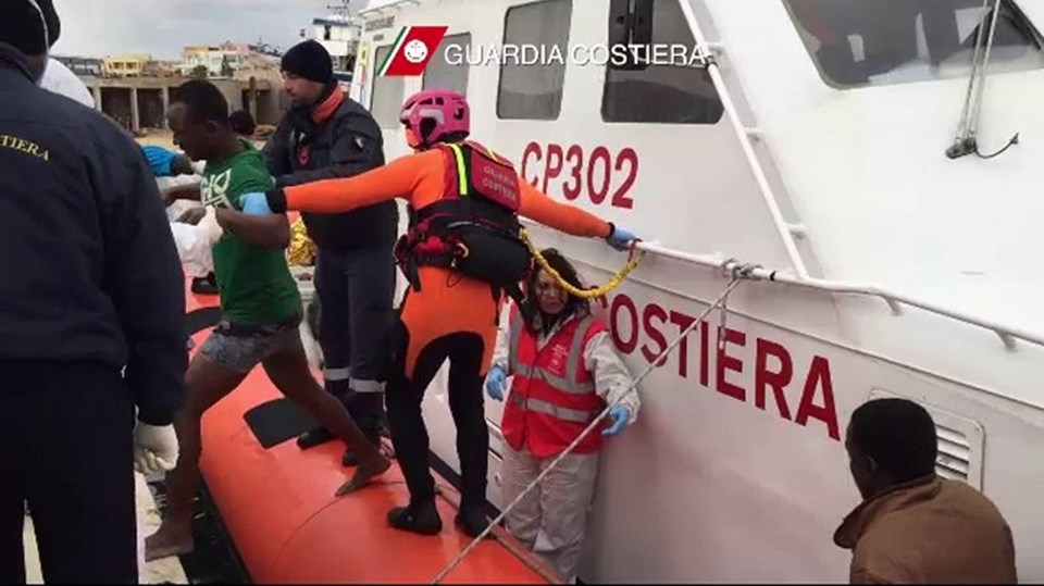 Dün 29 kaçak göçmen donarak yaşamını yitirmişti. Diğerleri İtalya'nın Lampedusa Adası'na getirilmişti.