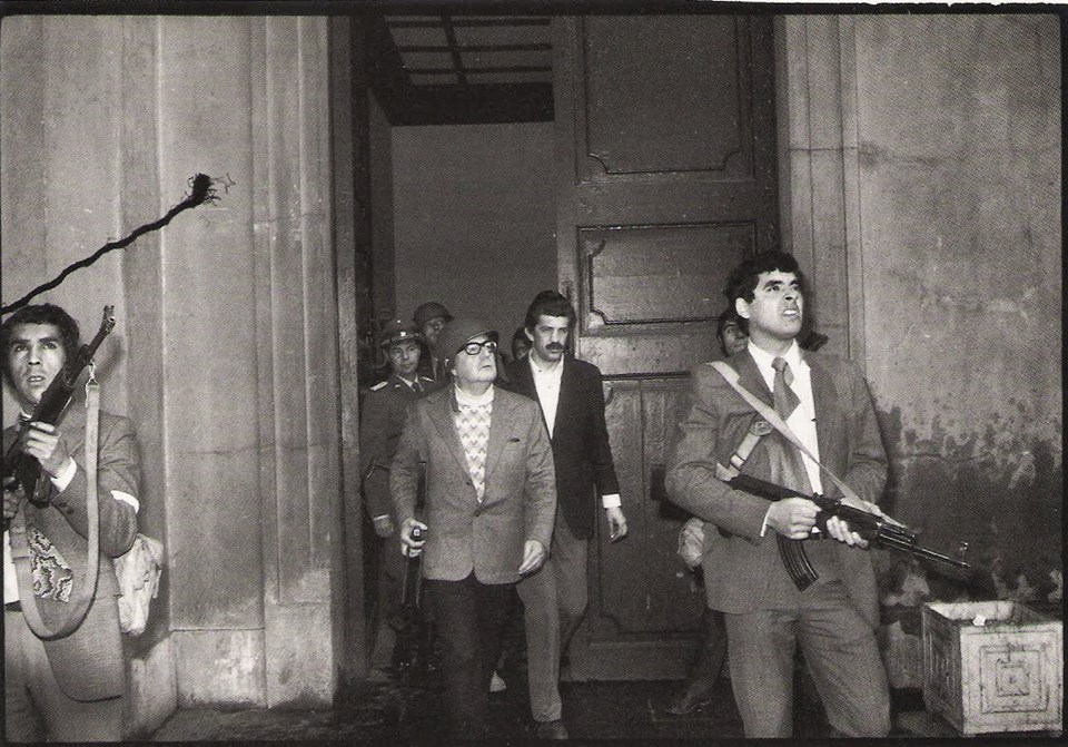 Allende’nin bu fotoğraf çekildikten dakikalar sonra öldürüldüğü iddia ediliyor.