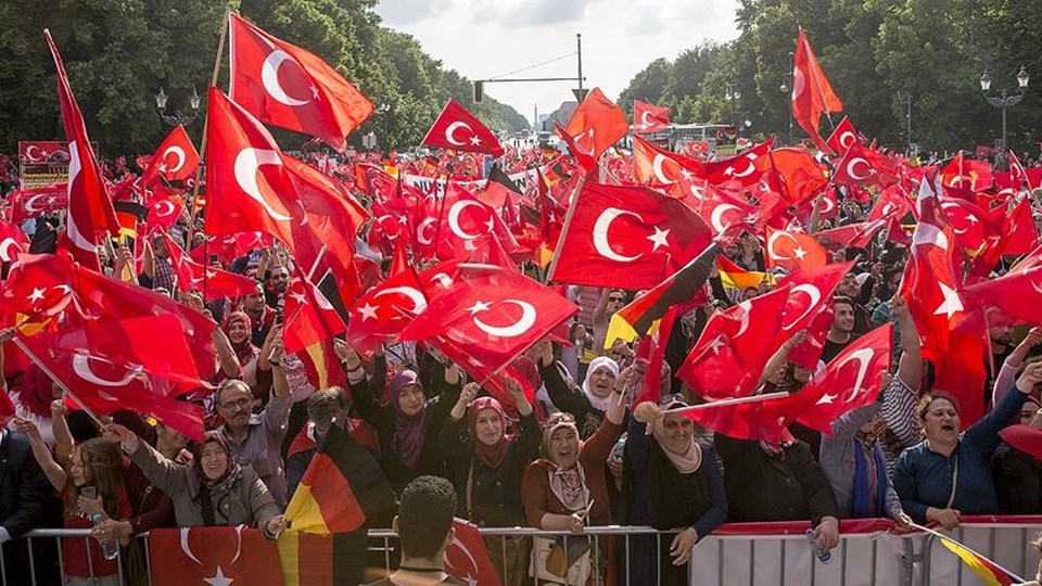 Almanya'daki Türkler dün başkent Berlin'de protesto eylemi gerçekleştirdi.