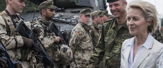 almanya incirlik von der leyen.jpg