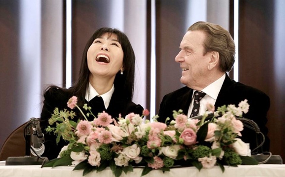 So-Yeon Kim (47) ile Schröder'in (77) aşkı Alman basınında uzun süredir gündemde.