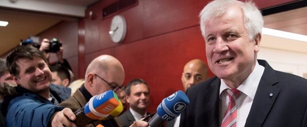 seehofer almanya istifa031217.jpg