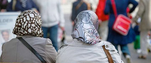 Almanya'da Müslüman kızın 'başörtü' zaferi