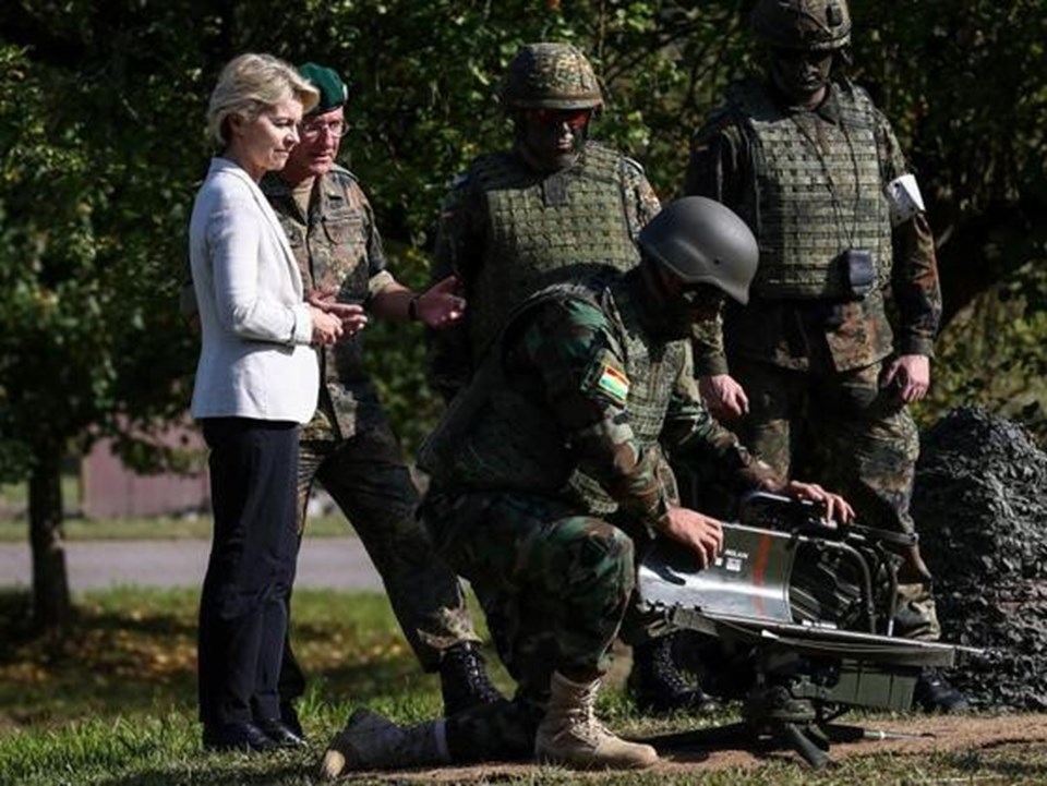 IŞİD'le mücadelede peşmergeye Almanya'nın Bavyera eyaletinde eğitim verilmişti. Peşmerge eğitimine Almanya Savunma Bakanı Ursula von der Leyen de katılmıştı.