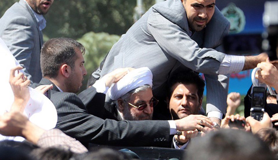 İran Cumhurbaşkanı Hasan Ruhani, havalimanında korumaları tarafından böyle korundu.