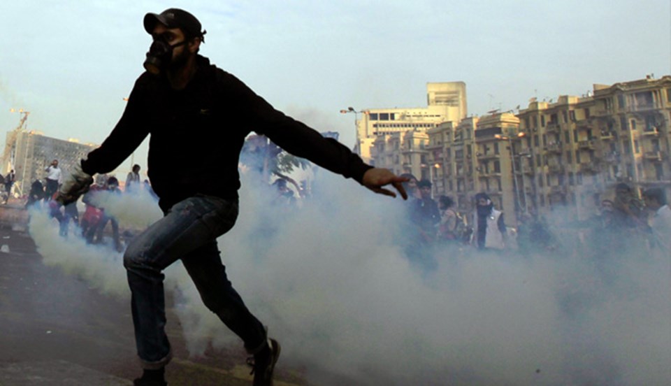 Arap Devrimi'nin merkezlerinden biri olan Kahire'nin Tahrir Meydanı'nda ortalık karıştı.