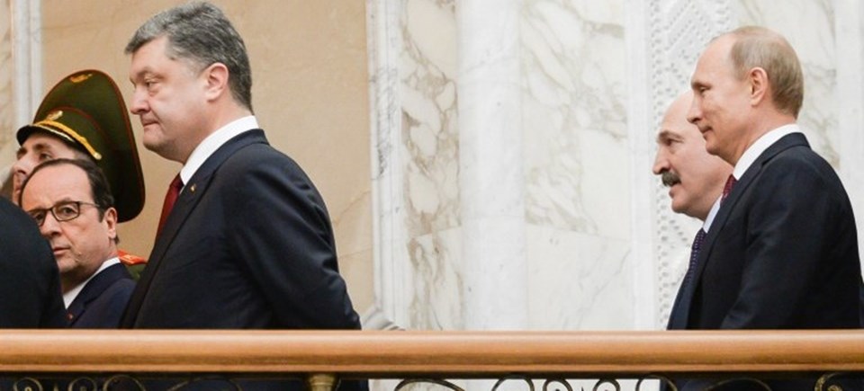 16 saat süren zirveden Ukrayna Devlet Başkanı Poroşenko asık suratlı çıkarken, Rusya Devlet Başkanı Putin gülümsüyordu.