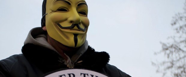 Anonymous polise saldırdı