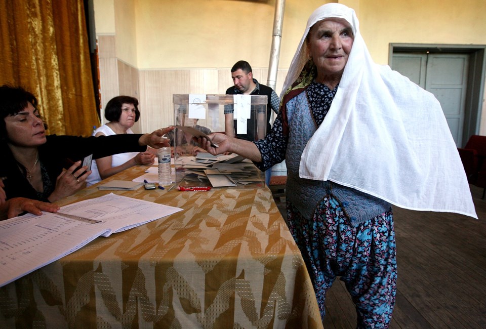 Bulgaristan'da bir seçmen oyunu kullanıyor