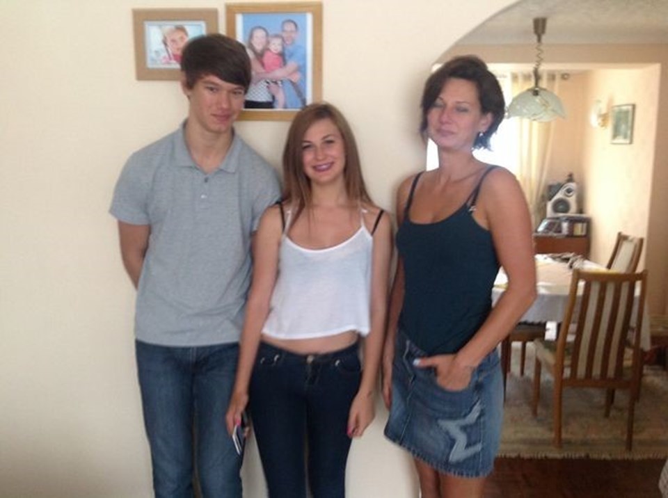 Ashleigh, annesi Sue ve kardeşi Chris ile...