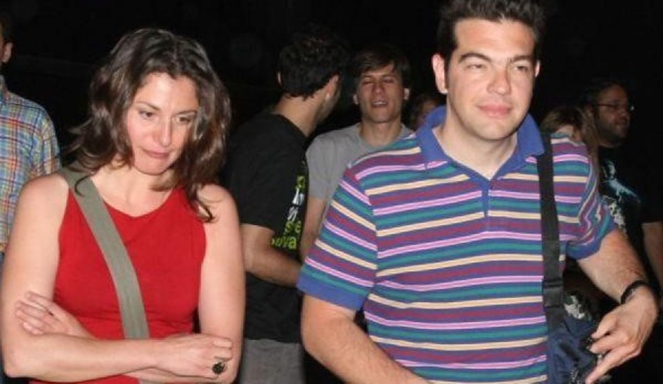 40 yaşındaki Alexis Çipras gençlik aşkı Baziana ile 20 yıldır birlikte. Evlenmeyen çiftin iki oğlu var. Baziana da klasik first lady kalıplarına göre çok daha aktif eylemci bir kadın olarak biliniyor.
