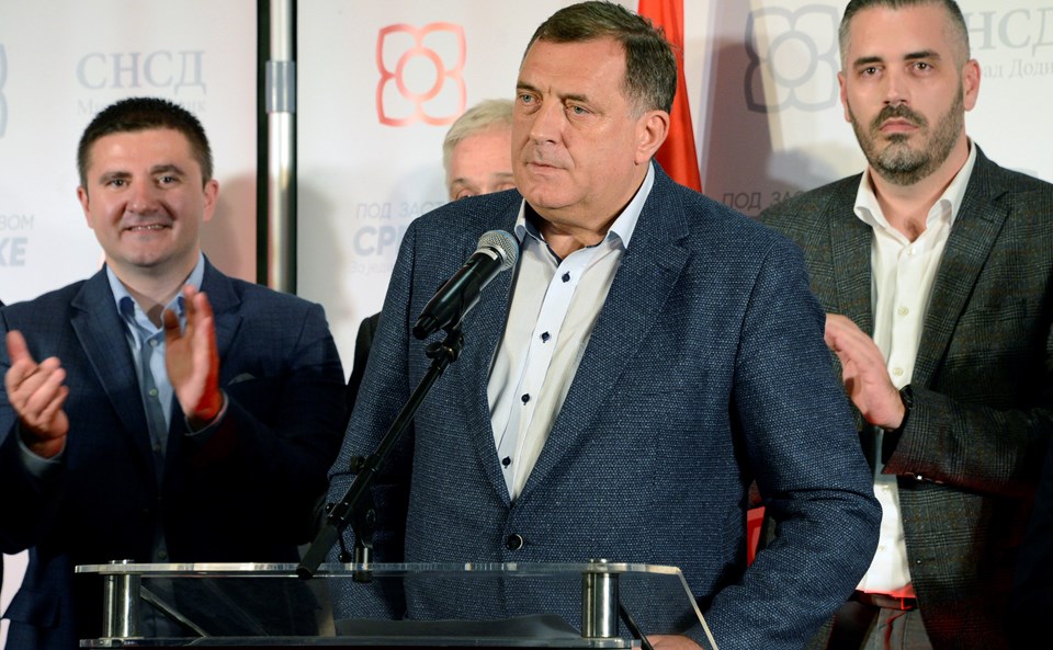 Bosna Hersek'teki Devlet Başkanlığı Konseyi'nin yeni Sırp üyesi aşırı sağcı ve ayrılıkçı Milorad Dodik oldu. Rus yanlısı Dodik, "Bosna Hersek'te tüm ülkeyi kapsayan bir devlet organı yok" dedi.