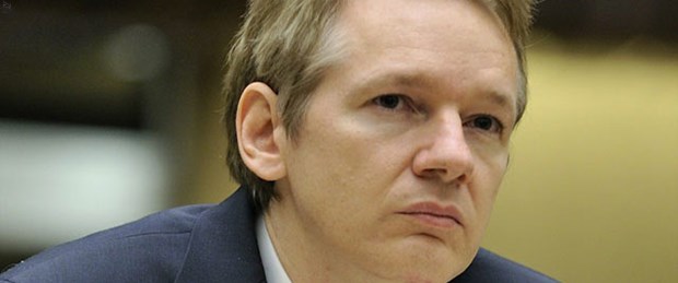 Assange çevrimiçi