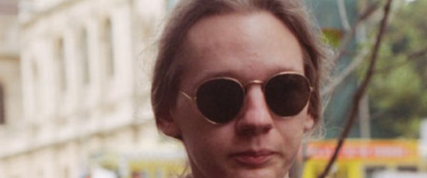 Assange kadın kılığına girmiş