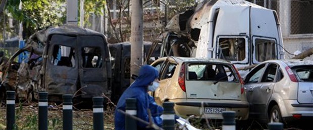 Atina borsa binasının önünde bomba patladı