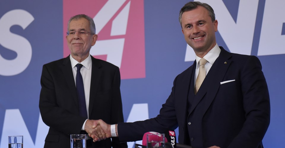 Norbert Hofer (sağ) ile seçimi kazanan Alexander Van Der Bellen (solda) sonuçların açıklanmasından sonra bir televizyon kanalındaki özel programa katıldı.