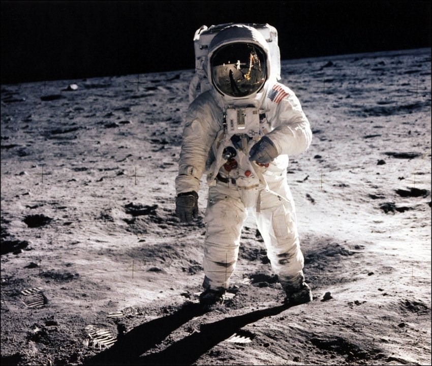 Ay'a ilk basan adam ile ayak izi resmi ile ilgili gÃ¶rsel sonucu