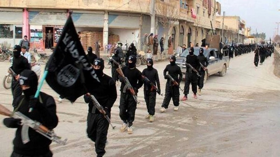 IŞİD militanları ele geçirdikleri kentlere askeri düzenle giriyor.