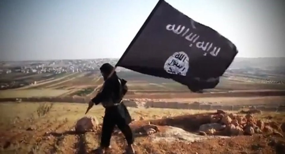 Siyah bir bayrağ olan IŞİD'in militanları da siyah giymeyi tercih ediyor.