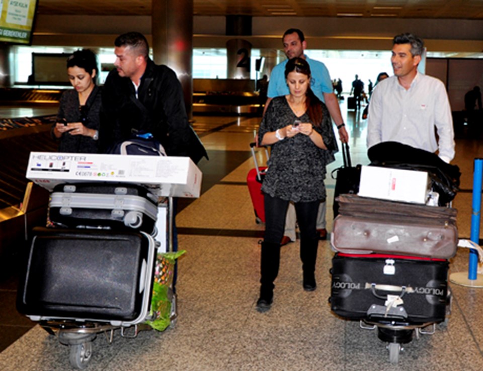 Bahreyn'de yaşanan olaylar nedeniyle bu ülkeyi terkeden Türkler'den bazıları İstanbul'a geldi.