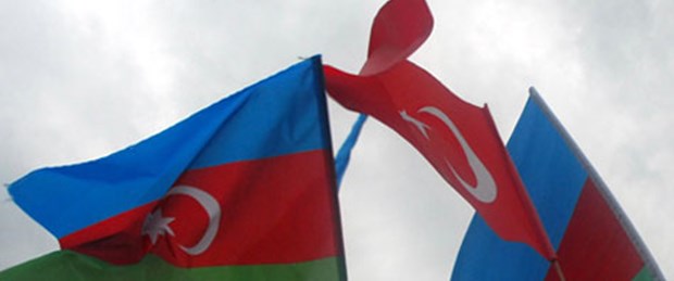 Bakü'deki anıtta Türk bayrakları indirildi