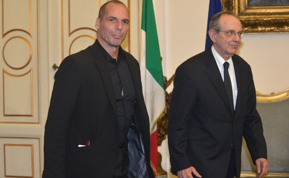 Yunanistan Maliye Bakanı Varufakis Roma ziyaretinde gömleğinin rengini değiştirdi. Yunanlı bakan siyah ve parlak bir gömlek giydi.