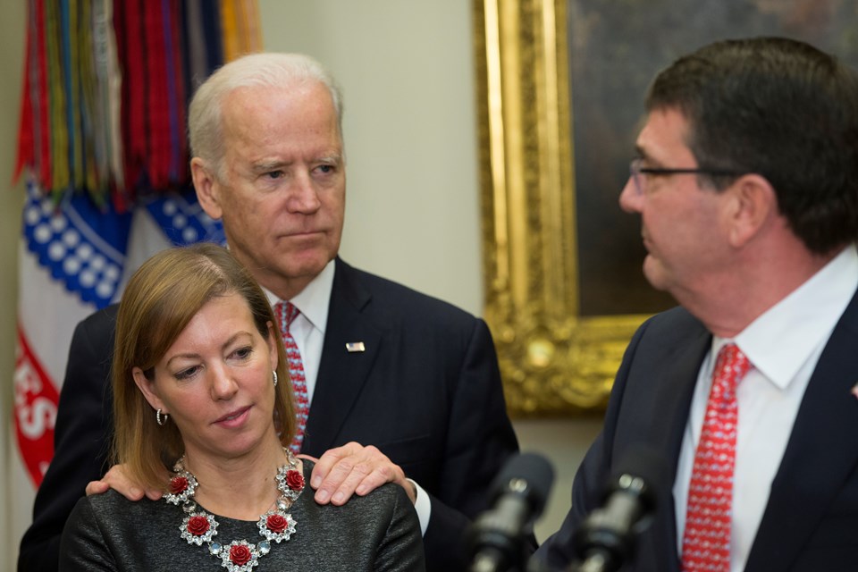 New York Post gazetesi Biden'ın 28 saniye boyunca ellerini çekmediğini yazdı. Biden bir ara omuzlara masaj da yaptı...