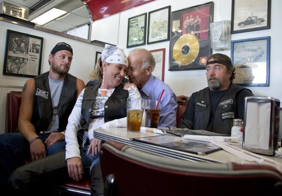 Joe Biden 2012'deki seçim gezisinde Ohio'da bir barda motorsiklet tutkunlarıyla biraraya gelmişti. Bu buluşmada Biden'ın kucağına bir motorcu kadının oturması gündem olmuştu.