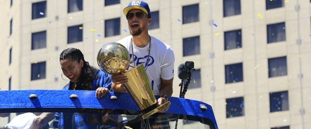 trump stephen curry ırkçılık090818.jpg