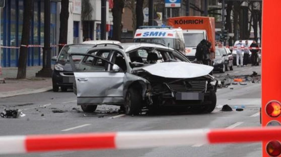 Almanya'nın başkenti Berlin'de seyir halindeki bir otomobilde patlama meydana geldi. İnfilak eden araç park halindeki bir otomobile çarparak durdu.