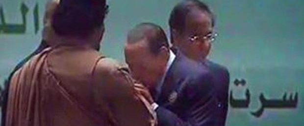 Berlusconi Kaddafi'nin elini öptü