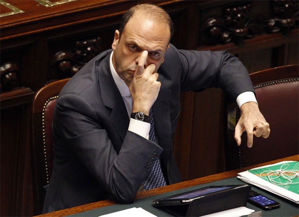 Berlusconi, Adalet Bakanı Angelo Alfano'yu veliahtı olarak gösterdi.