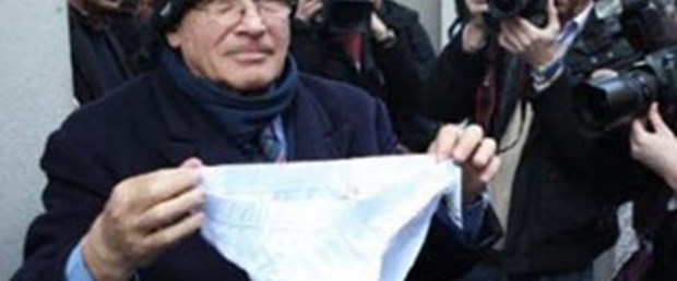Berlusconi'ye külotlu destek
