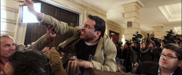 Bush'a papuç fırlatan gazeteciye erken tahliye