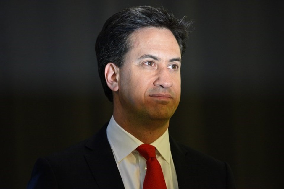 Ed Miliband'ın liderliği sallantıda. İşçi Partisi'nin oyları bu seçimde de yükselmedi. Miliband en ağır yenilgiyi ise oy deposu olarak gördüğü İskoçya'da aldı.
