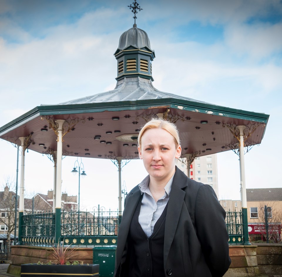 SNP adayı 20 yaşındaki Mhairi Black seçimi kazanarak 348 yıl sonra bir ilk başardı.