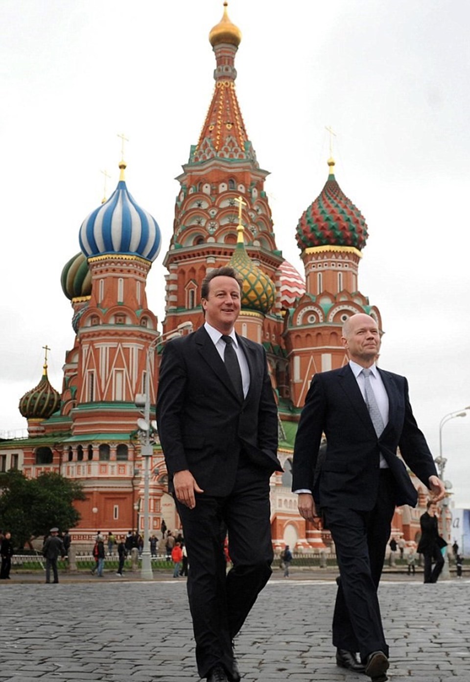 Cameron yıllar sonra İngiltere'yi başbakan olarak ziyaret etti. Cameron dönemin Dışişleri Bakanı William Hague'le birlikte Kremlin'in önünde görülüyor.