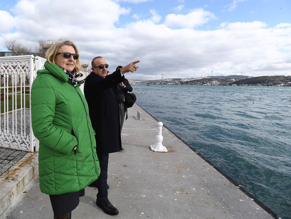 Başbakanlık Çalışma Ofisi'nde bir araya gelen İki bakan görüşmenin ardından Dolmabahçe Sarayı’ndaki bahçesinde kısa yürüyüş yaptı.