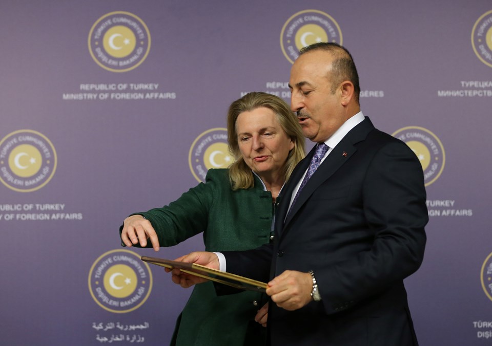 Kneissl, Çavuşoğlu'na 1718- Pasarofça Barış Antlaşması'nın 100. yılında yazılmış bir fermanın metninin yazılı olduğu tabloyu hediye etti.