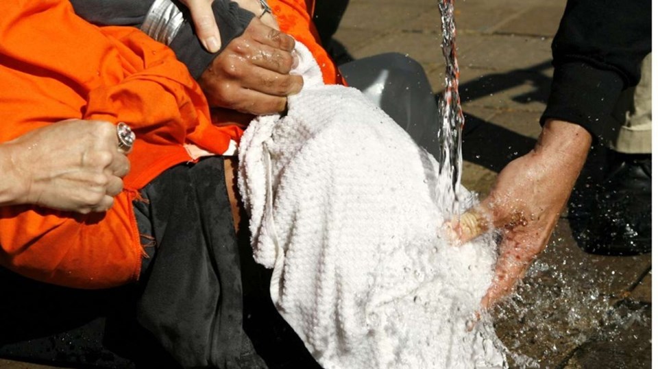 Suda boğulma hissi yaratan waterboarding işkencesi