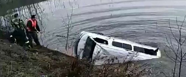 161202-çinde-minibüs-göle-düştü.jpg
