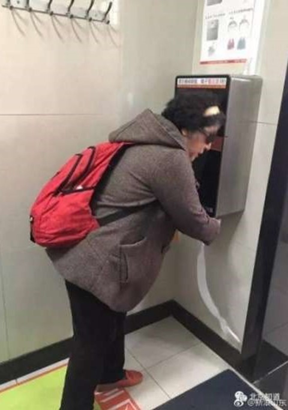 Tuvalet kağıdı almak isteyenlerin kameraların önünde üç saniye durması gerekiyor.