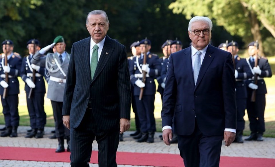 Almanya'ya ilk devlet ziyaretini gerçekleştiren Cumhurbaşkanı Erdoğan Bellevue Sarayı'nda askeri törenle karşılandı.  